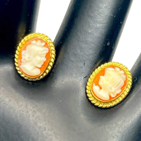 CARLA 14K Yellow Gold Oval Carved Shell Cameo Stud Earrings vintage